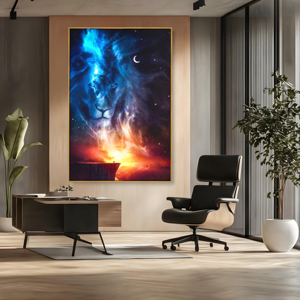 Tablou canvas cu tablou canvas cu leu in univers, in rama de aluminiu auriu, pe perete intr-un birou